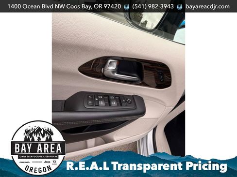 Used 2023 Chrysler Pacifica Limited FWD image 12