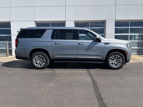 Used 2025 GMC Yukon XL Denali AWD/4WD image 3