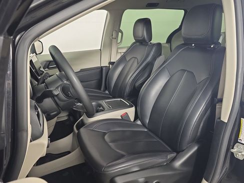 Used 2023 Chrysler Pacifica Touring-L FWD image 15