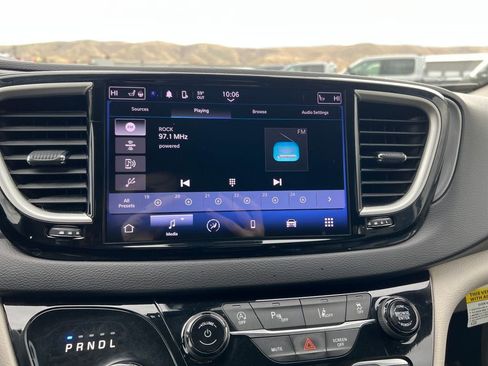 Used 2022 Chrysler Pacifica Touring-L image 15