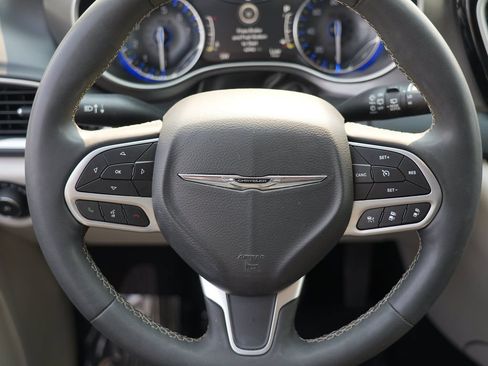 Used 2023 Chrysler Pacifica Touring-L FWD image 23