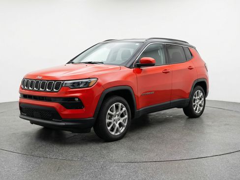 Used 2025 Jeep Compass Limited AWD/4WD image 3