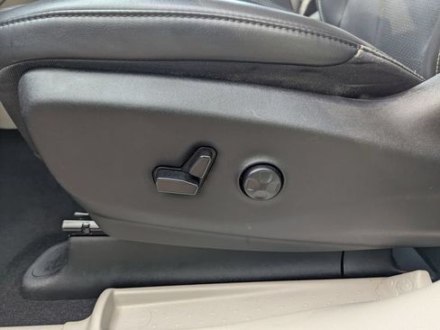 Used 2023 Chrysler Pacifica Touring-L FWD image 32