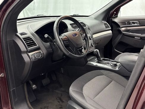 Used 2018 Ford Explorer XLT AWD/4WD image 9