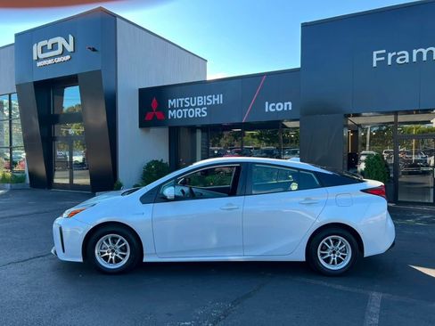 Used 2022 Toyota Prius LE FWD image 2