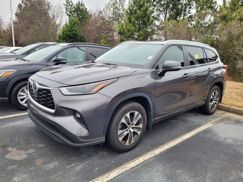 Used 2023 Toyota Highlander XLE image 3