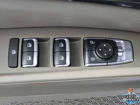 Used 2025 Kia Carnival FWD image 16