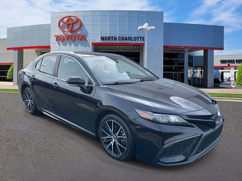 Used 2023 Toyota Camry SE image 1