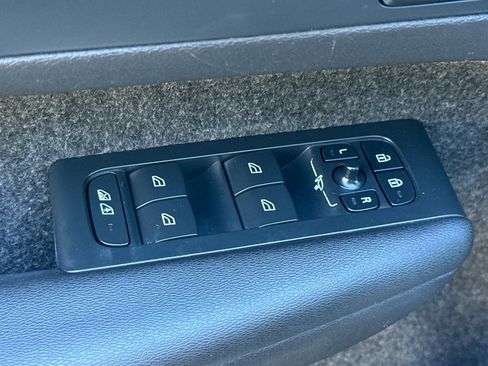 Certified 2023 Volvo XC40 Recharge Core image 12