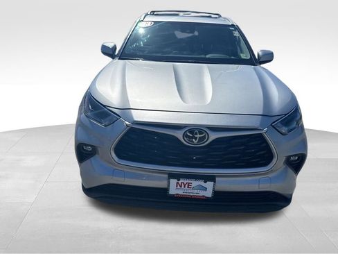 Used 2023 Toyota Highlander XLE AWD/4WD image 9