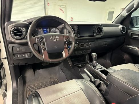 Used 2020 Toyota Tacoma TRD Sport AWD/4WD image 28