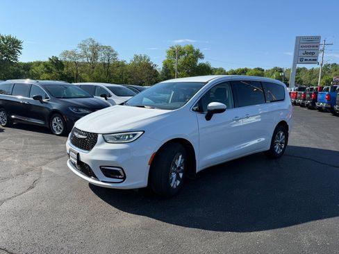 Used 2023 Chrysler Pacifica Touring-L AWD/4WD image 3