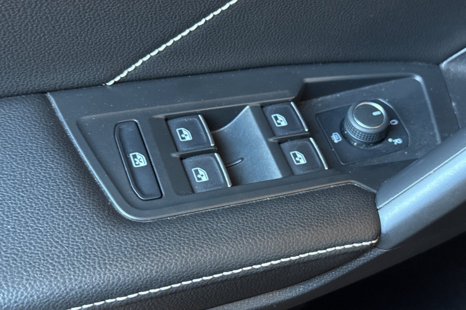 Used 2022 Volkswagen Tiguan SE R-Line AWD/4WD image 14