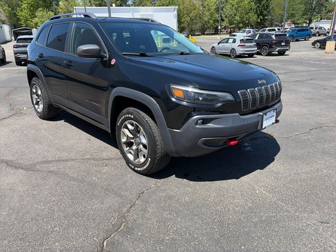 Used 2019 Jeep Cherokee Trailhawk w/ Comfort/Convenience Group AWD/4WD image 3