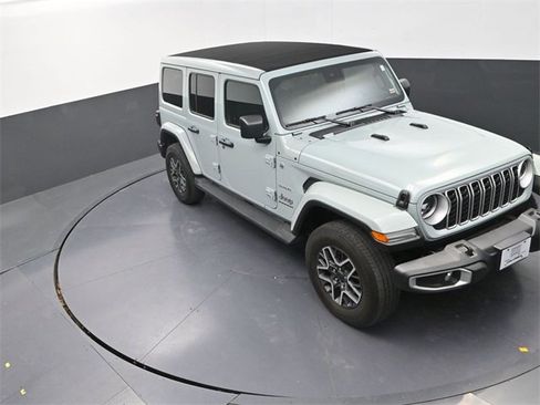 Used 2024 Jeep Wrangler Sahara image 9