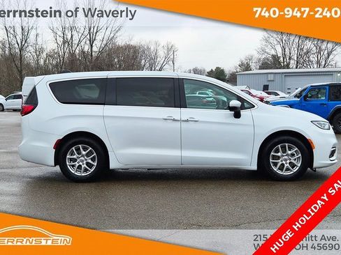 Used 2023 Chrysler Pacifica Touring-L image 32