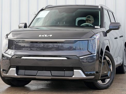 Used 2024 Kia EV9 Land image 3