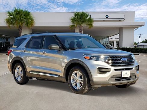 Used 2020 Ford Explorer XLT image 3