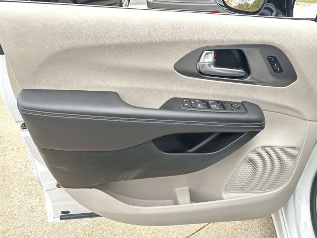 Used 2024 Chrysler Pacifica Touring-L FWD image 8