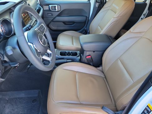 Used 2023 Jeep Gladiator Rubicon w/ LED Lighting Group image 9