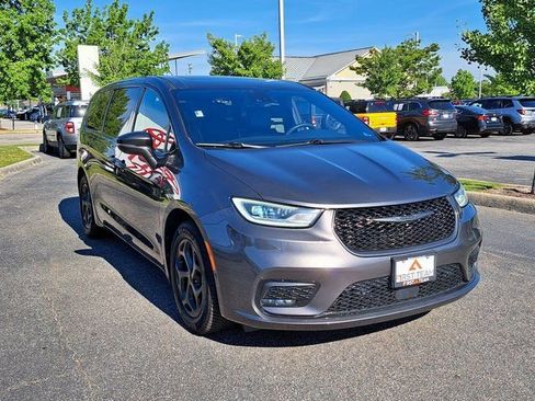 Used 2022 Chrysler Pacifica Limited w/ S Appearance Package FWD image 5