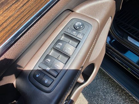 Used 2019 Jeep Grand Cherokee Overland RWD image 11