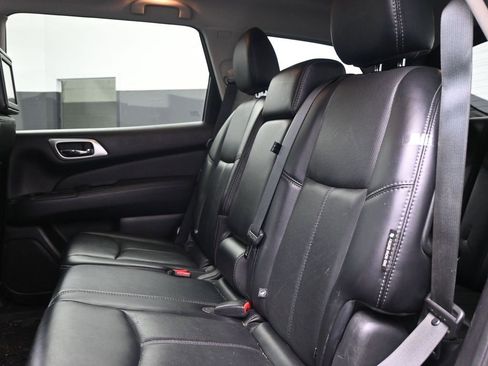 Used 2019 Nissan Pathfinder Platinum image 14