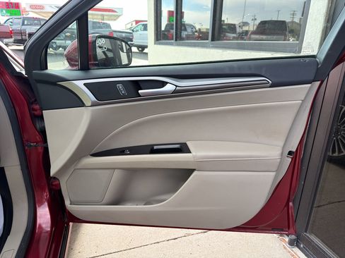 Used 2017 Ford Fusion SE w/ Fusion SE Technology Package FWD image 11