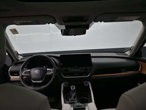 Certified 2024 Toyota Grand Highlander Platinum image 30