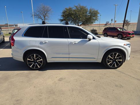 Used 2023 Volvo XC90 B6 Plus image 2