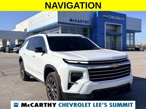 Used 2024 Chevrolet Traverse LT image 1
