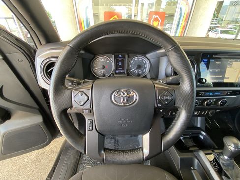 Used 2017 Toyota Tacoma TRD Off-Road w/ Premium & Technology Package AWD/4WD image 25