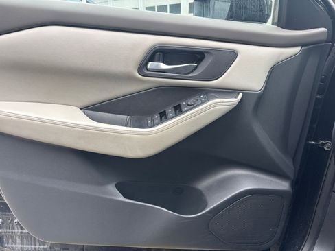 Used 2025 Nissan Rogue SV FWD image 18