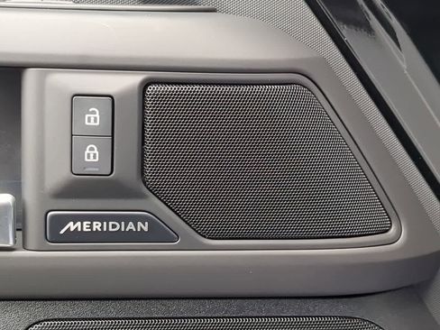 Used 2025 Land Rover Defender 110 S image 33