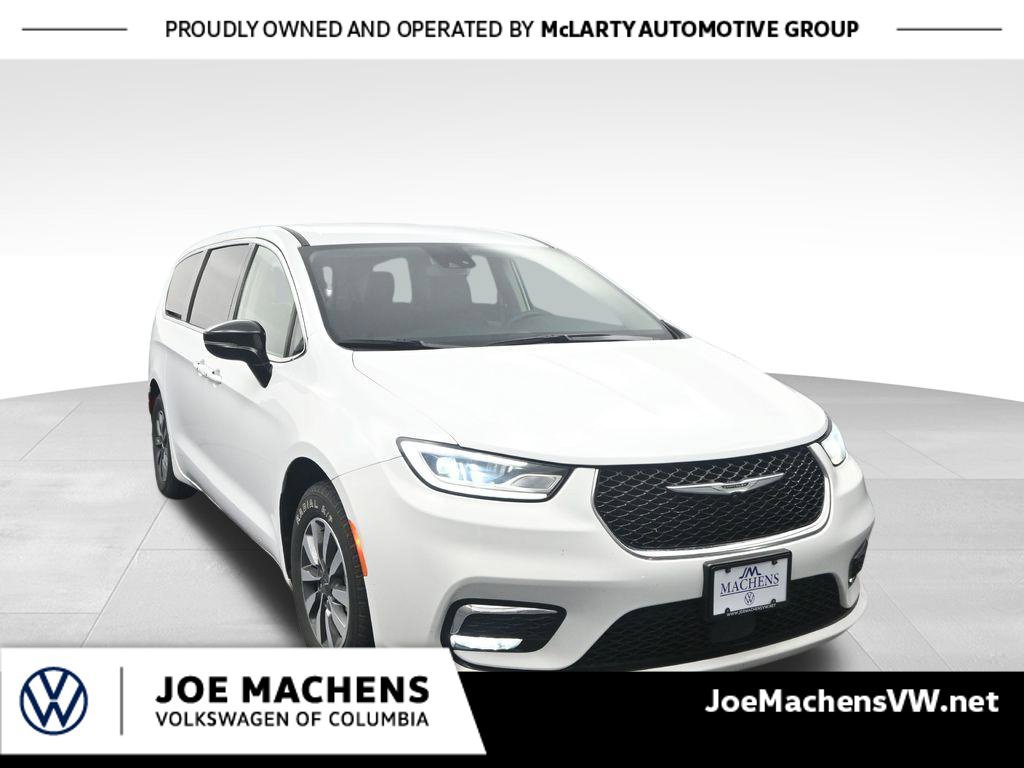 Used 2024 Chrysler Pacifica Limited FWD image 1