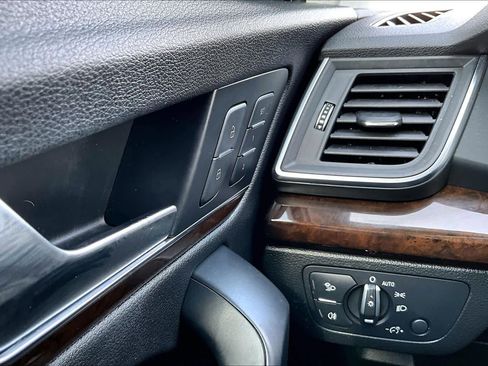 Used 2020 Audi Q5 Premium Plus w/ Premium Plus Package image 32