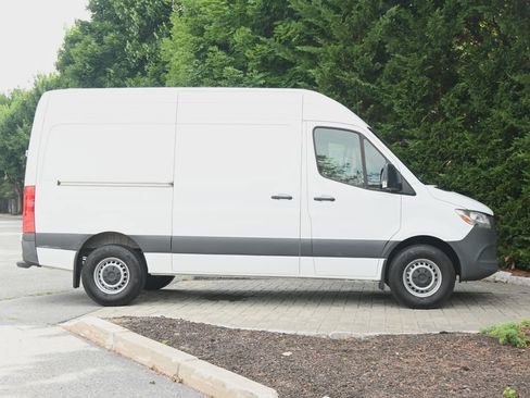 Used 2024 Mercedes-Benz Sprinter 2500 image 8