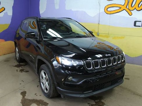 Used 2024 Jeep Compass Latitude image 2