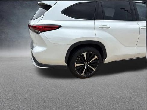 Used 2022 Toyota Highlander XSE FWD image 6