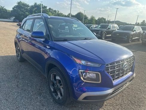 Used 2023 Hyundai Venue SEL w/ Cargo Package FWD image 2