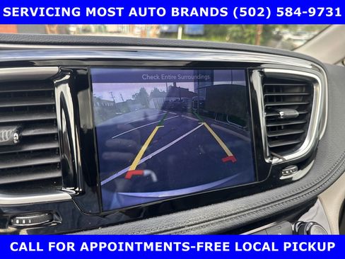 Used 2017 Chrysler Pacifica Limited image 32