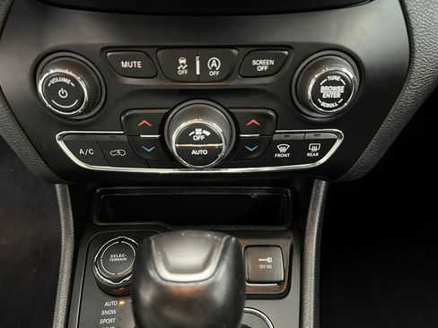 Used 2019 Jeep Cherokee Limited w/ Luxury Group image 16