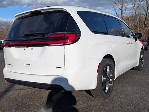New 2026 Chrysler Pacifica Select image 7