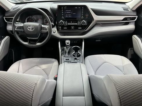 Used 2020 Toyota Highlander LE AWD/4WD image 12