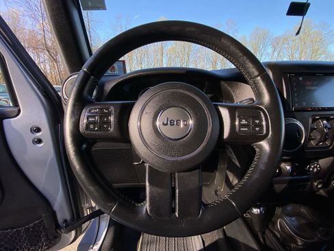 Used 2016 Jeep Wrangler Unlimited Sahara w/ Connectivity Group AWD/4WD image 29