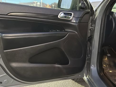 Used 2020 Jeep Grand Cherokee Altitude image 23