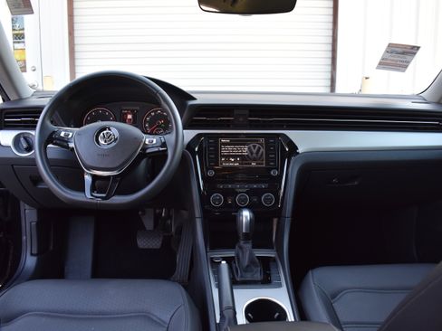 Used 2021 Volkswagen Passat 2.0T SE image 31