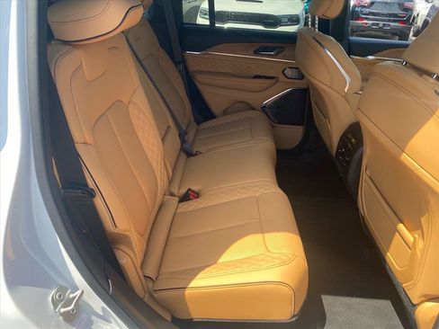 Used 2025 Jeep Grand Cherokee Summit AWD/4WD image 27