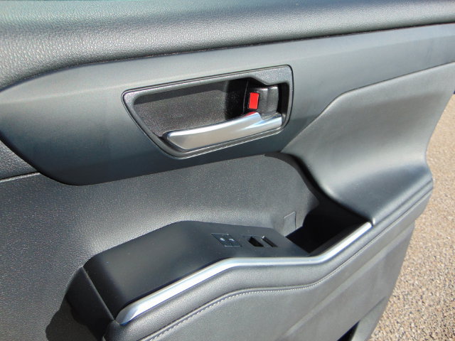 Used 2022 Toyota Highlander XLE AWD/4WD image 27