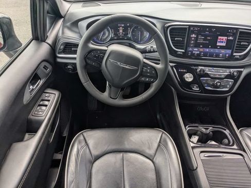 Used 2025 Chrysler Pacifica Limited FWD image 16
